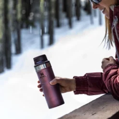 Tasse Isotherme Stanley The Trigger Action Travel Mug Wine 0,47L -Meilleur Camping Magasin 11 Stanley20 20The20Trigger Action20Travel20Mug20 20Lifestyle20Images20 209