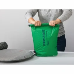 Sac à Pompe Thermarest BlockerLite Pump Sack Green -Meilleur Camping Magasin 13228 thermarest blockerlite pump sack pine 20 liters inuse