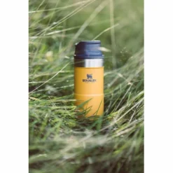 Tasse Isotherme Stanley The Trigger Action Travel Mug Safran 0.35L -Meilleur Camping Magasin 3 800x1200 4