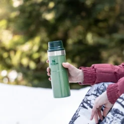 Mug Isotherme Stanley Classic Trigger Action Mug 2.0 Hammertone Green 0,47L -Meilleur Camping Magasin Stanley20 20The20Trigger Action20Travel20Mug20 20Lifestyle20Images20 2013